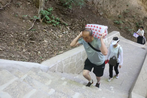 助力文旅市场 展示产投风采——市产投集团组织开展员工登山比赛活动(图6) 助力文旅市场 展示产投风采——市产投集团组织开展员工登山比赛活动(图6)